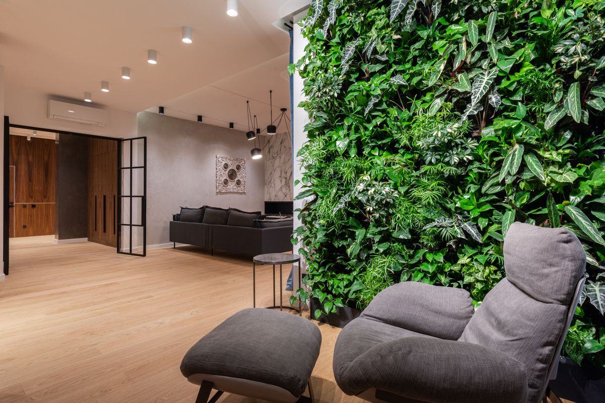 Mur végétal intérieur dans un hall d'accueil contemporain