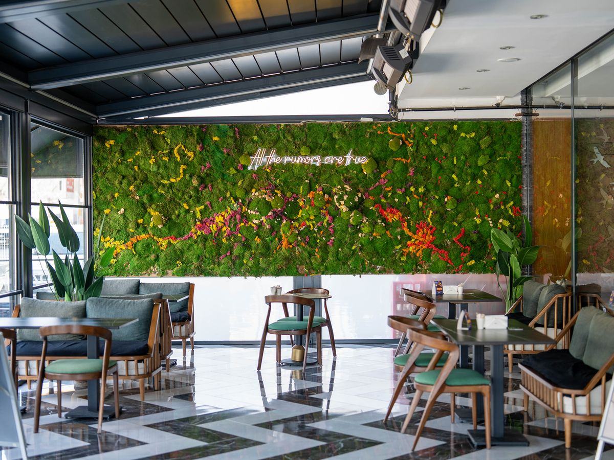 Mur végétal en fond de salle dans un restaurant